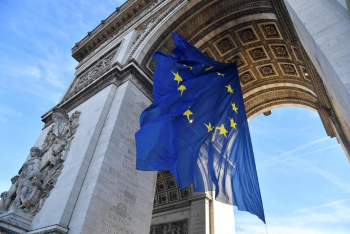 Le drapeau européen sous l'Arc de Triomphe